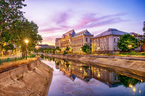 The Palace of Justice located on the banks of the Dâmbovița River, was designed by the architects Albert Ballu and Ion Mincu and built between 1890 and 1895